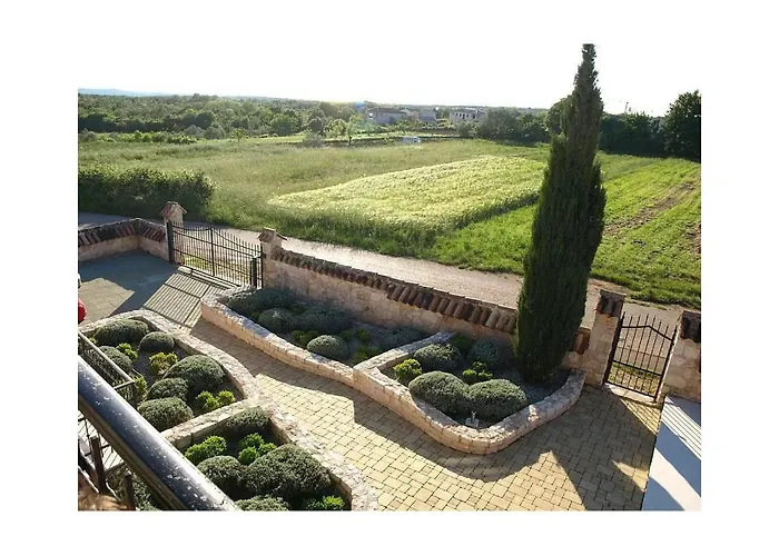 Ema Villa *